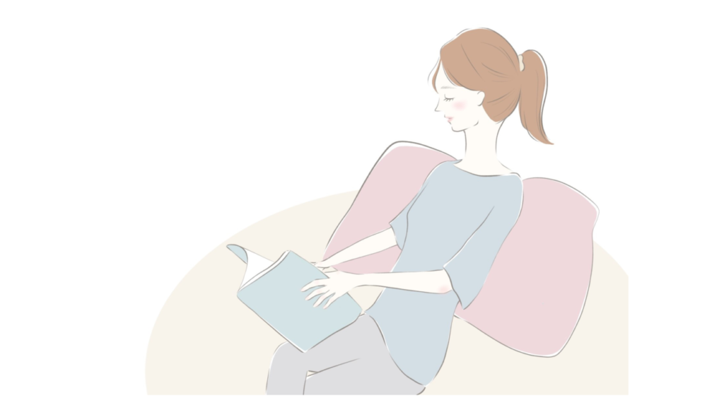 部屋でくつろいで読書する女性