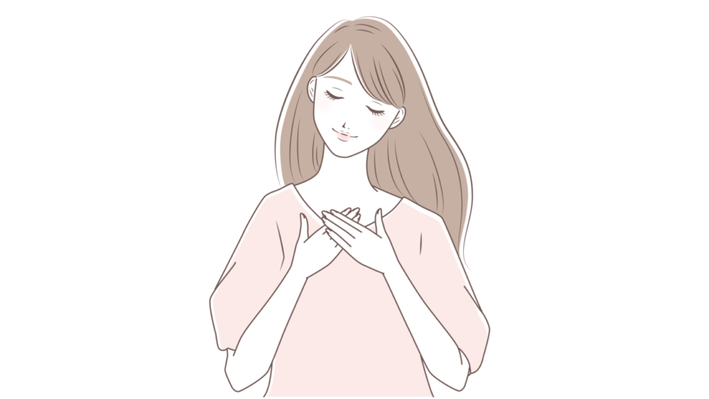 両手を胸に当てて微笑む女性