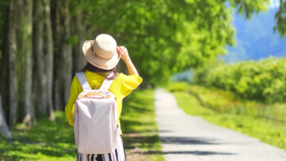 散歩をする女性